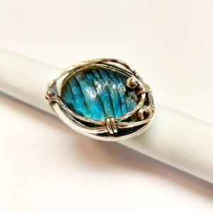 Sidabrinis žiedas su labradoritu